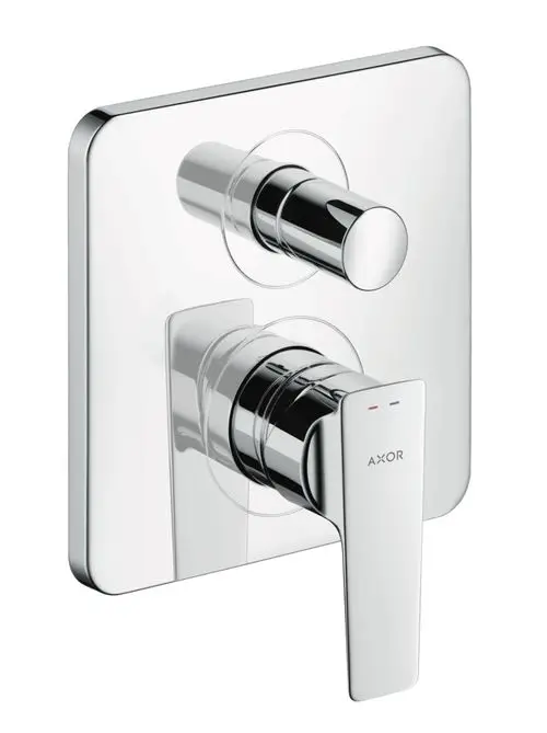 Wannenmischer aus verchromtem Material mit einer quadratischen Rückwand. Enthält zwei runde Regler und einen langen Hebel, produziert von AXOR.